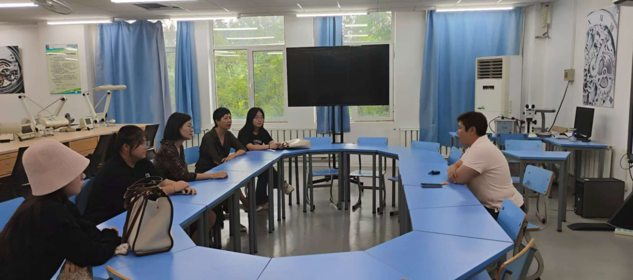 3.团队与天津现代职业技术公司相关老师座谈 3.团队与天津现代职业技术公司相关老师座谈